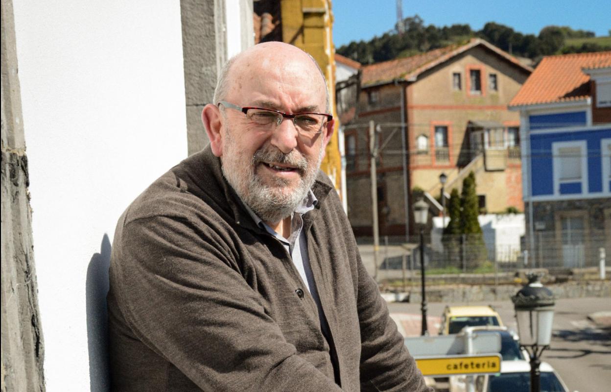 Jaime Menéndez en el balcón del Ayuntamiento de Soto del Barco. 