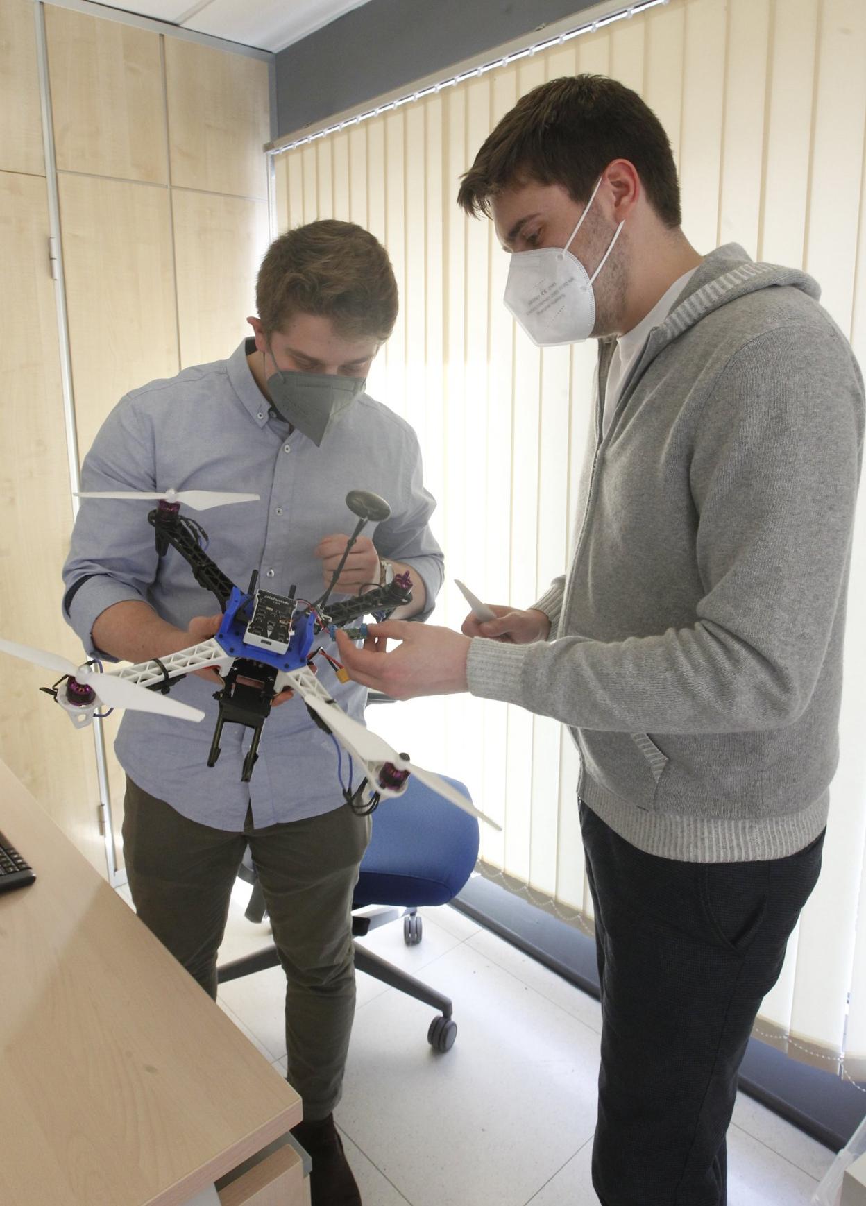 Luis José Lendinez y Javier Labrada revisan un dron en las instalaciones de Seerstems, en Gijón. 