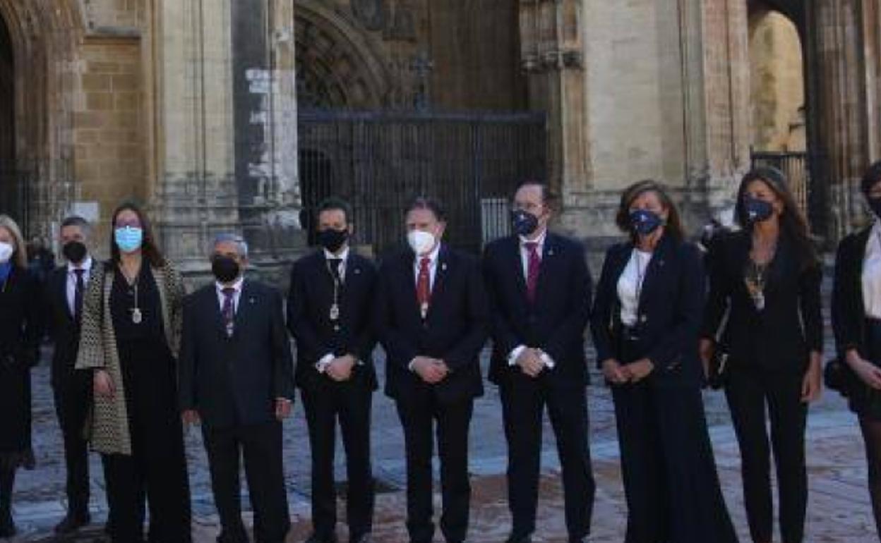 Canteli, con mascarilla blanca, entre Ignacio Cuesta y Mario Arias, este domingo en l plaza de La Catedral. 