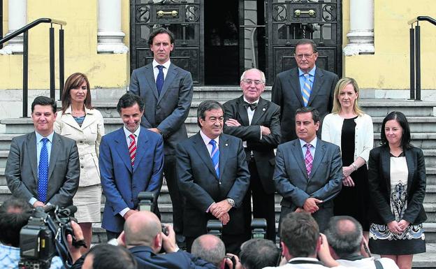 Julio de 2011. El nuevo presidente posa con sus consejeros. 