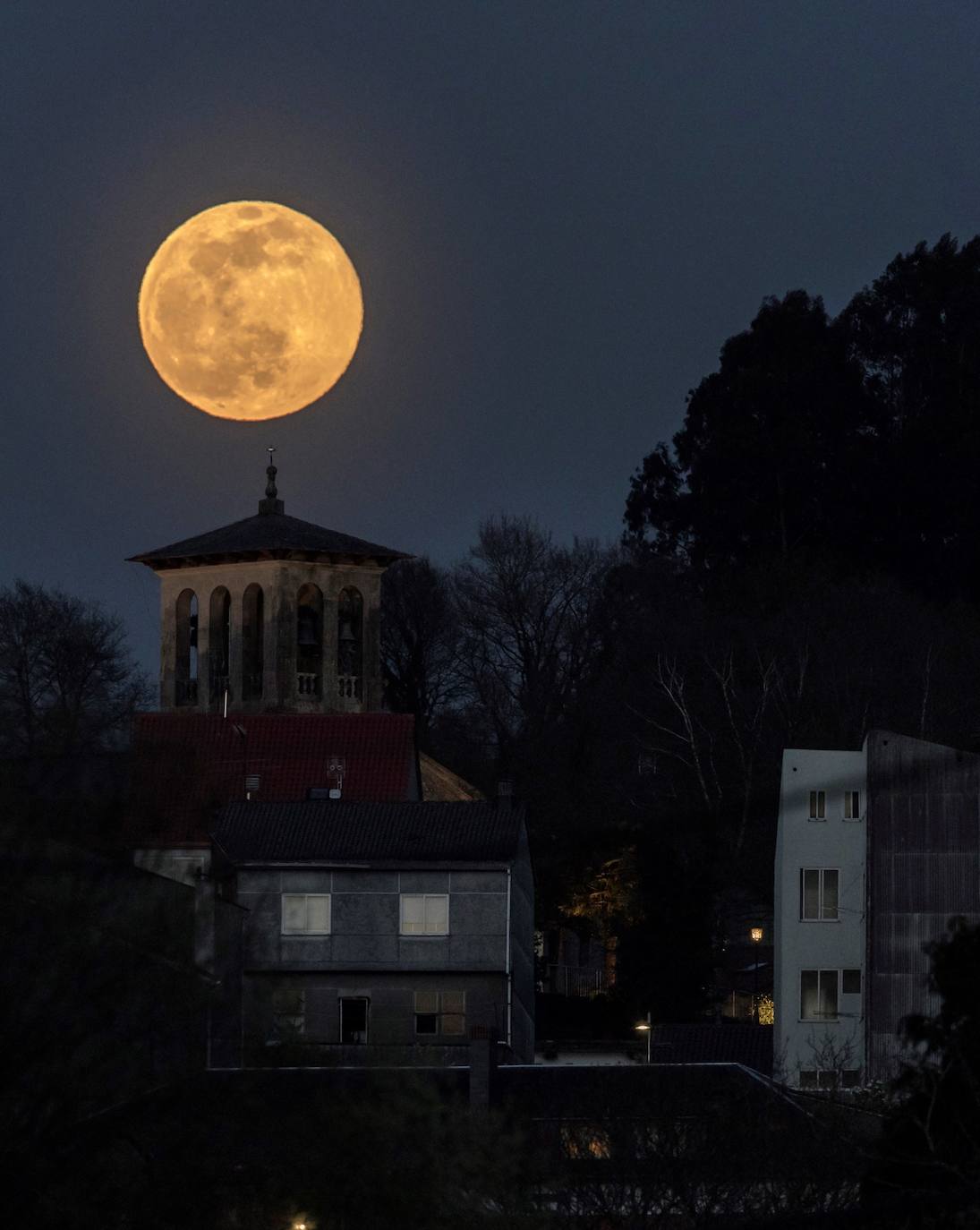 La luna de gusano es la primera luna llena de marzo, un momento único para mirar al cielo y descubrir el satélite en todo su esplendor. El nombre con el que se conoce a este fenómeno astronómico hunde sus raíces en las tribus nativas de América del Norte, ya que coincide con la aparición de lombrices en la tierra. En España, tradicionalmente se la conocía como 'luna de cuaresma'. Asi ha brillado desde distintos puntos del planeta