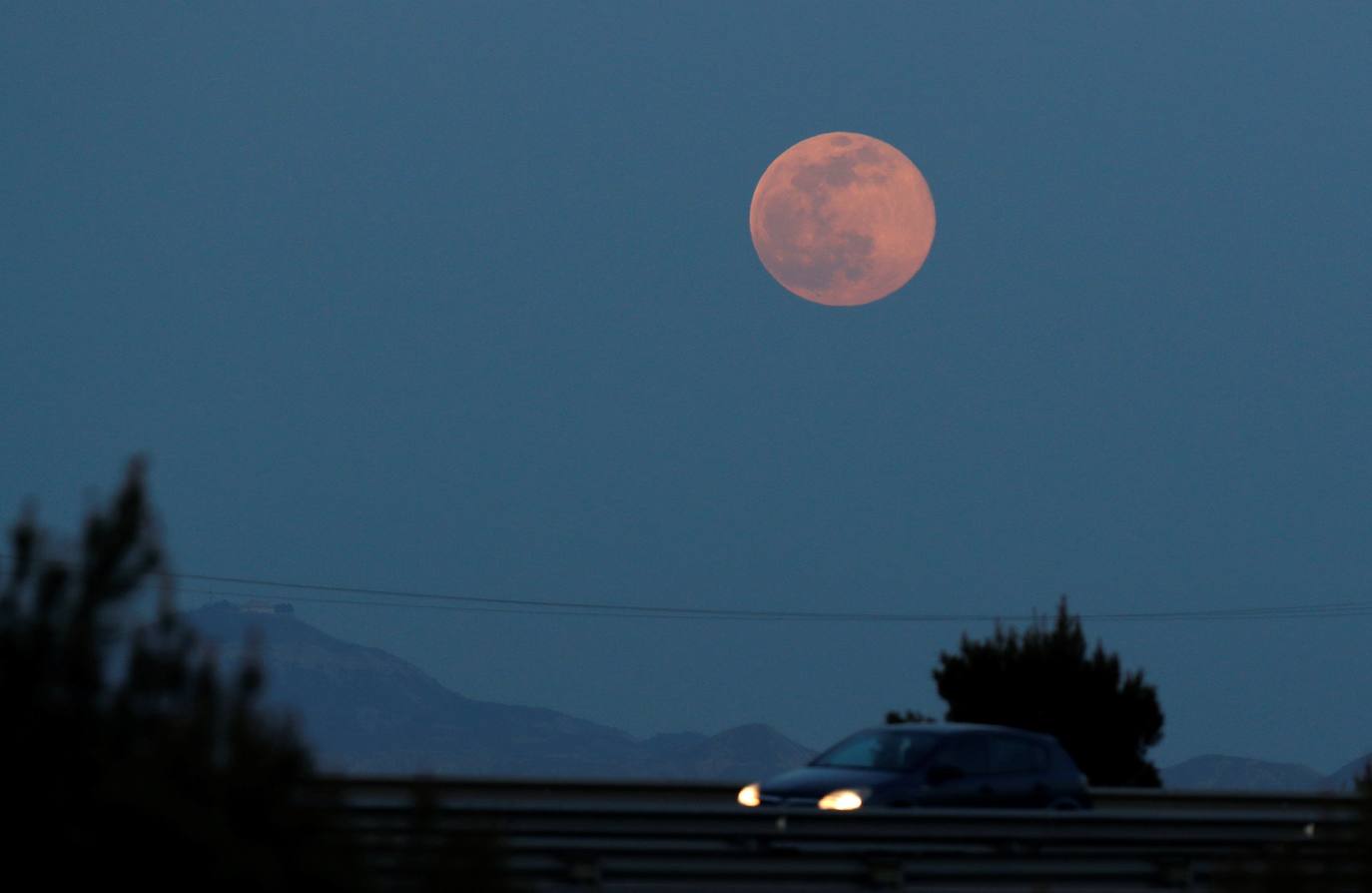 La luna de gusano es la primera luna llena de marzo, un momento único para mirar al cielo y descubrir el satélite en todo su esplendor. El nombre con el que se conoce a este fenómeno astronómico hunde sus raíces en las tribus nativas de América del Norte, ya que coincide con la aparición de lombrices en la tierra. En España, tradicionalmente se la conocía como 'luna de cuaresma'. Asi ha brillado desde distintos puntos del planeta