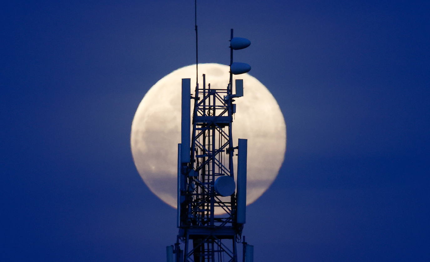 La luna de gusano es la primera luna llena de marzo, un momento único para mirar al cielo y descubrir el satélite en todo su esplendor. El nombre con el que se conoce a este fenómeno astronómico hunde sus raíces en las tribus nativas de América del Norte, ya que coincide con la aparición de lombrices en la tierra. En España, tradicionalmente se la conocía como 'luna de cuaresma'. Asi ha brillado desde distintos puntos del planeta