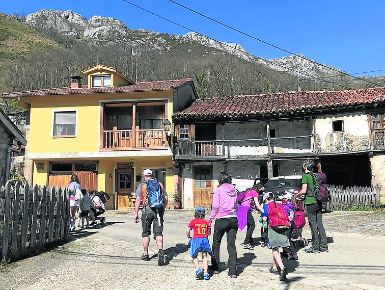 Ante la imposiblidad de salir fuera, los asturianos han optado por quedarse en la región y disfrutar de las buenas temperaturas que está dejando el periodo vacacional en la playa, la montaña o las estaciones de esquí.