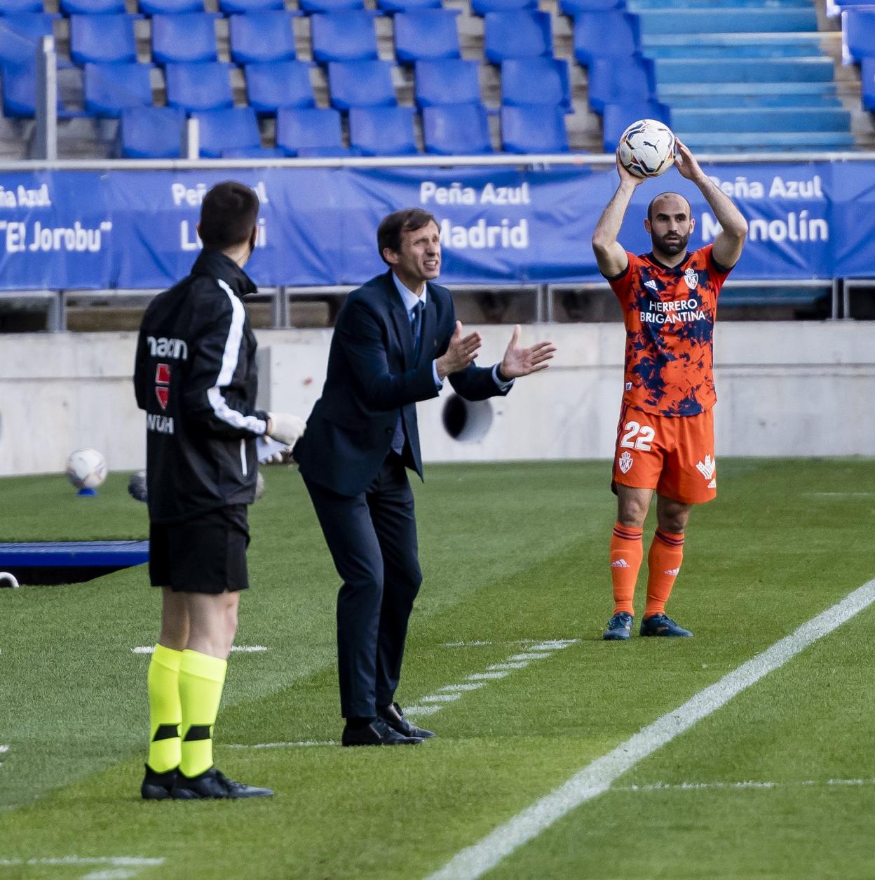 El técnico José Ángel Ziganda intenta corregir a los suyos durante el compromiso ante la Ponferradina. 