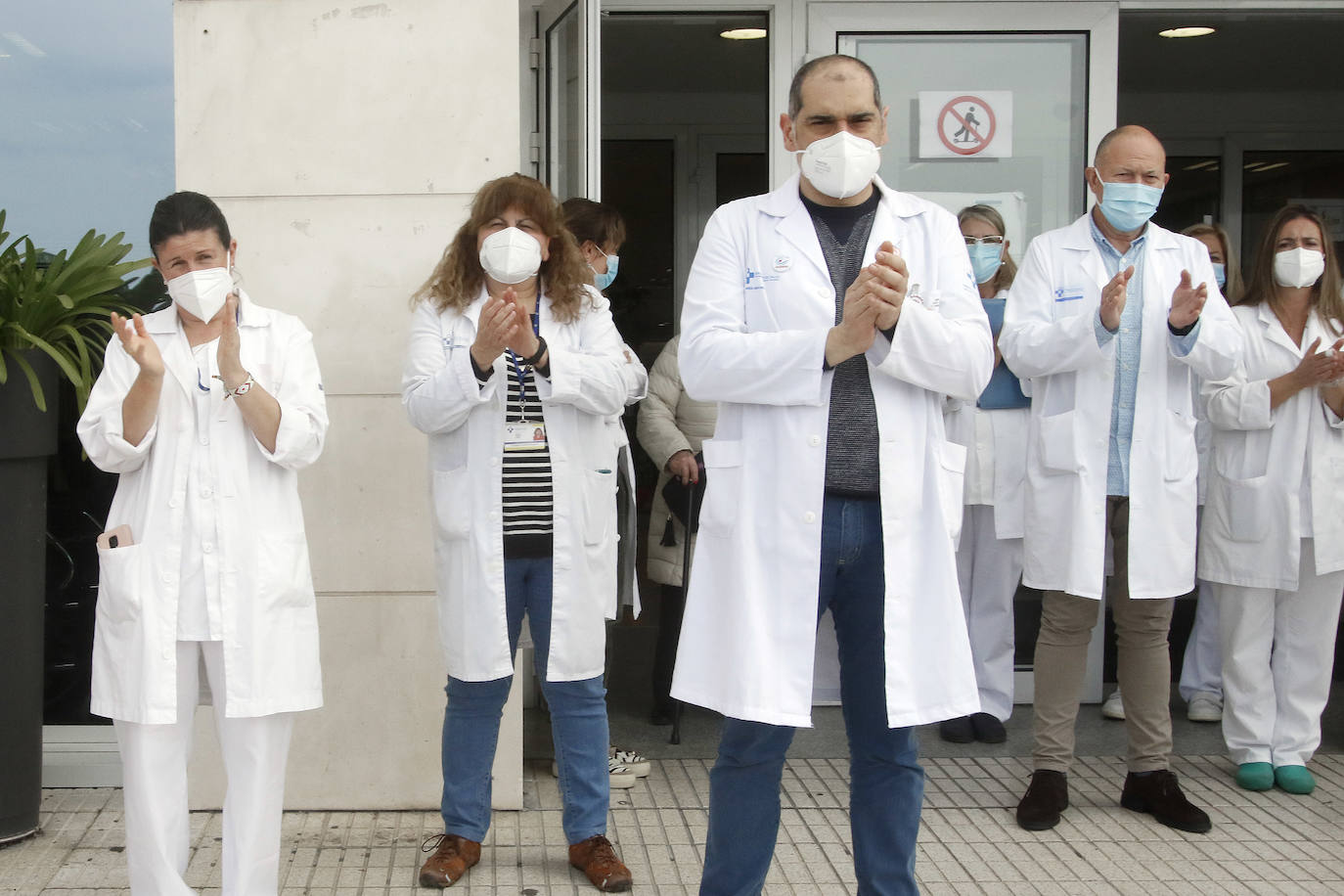 Compañeros de la técnico especialista en radiodiagnóstico, Rosa Banquetero, que murió tras casi un mes luchando contra el virus en la UCI del hospital ovetense, han querido rendir un sentido homenaje a una sanitaria «siempre sonriente y optimista».