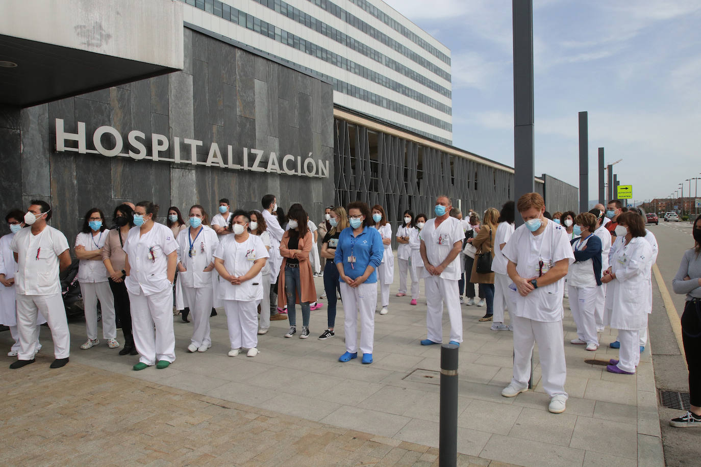 Compañeros de la técnico especialista en radiodiagnóstico, Rosa Banquetero, que murió tras casi un mes luchando contra el virus en la UCI del hospital ovetense, han querido rendir un sentido homenaje a una sanitaria «siempre sonriente y optimista».