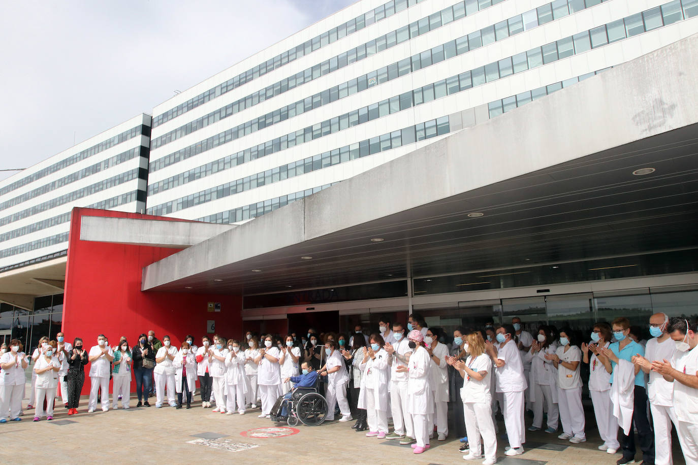 Compañeros de la técnico especialista en radiodiagnóstico, Rosa Banquetero, que murió tras casi un mes luchando contra el virus en la UCI del hospital ovetense, han querido rendir un sentido homenaje a una sanitaria «siempre sonriente y optimista».