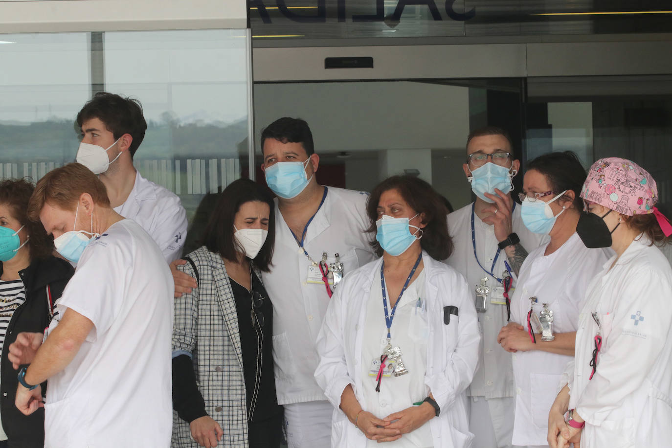 Compañeros de la técnico especialista en radiodiagnóstico, Rosa Banquetero, que murió tras casi un mes luchando contra el virus en la UCI del hospital ovetense, han querido rendir un sentido homenaje a una sanitaria «siempre sonriente y optimista».
