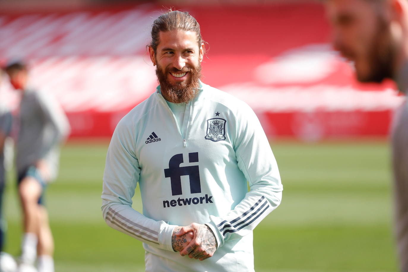 El Real Madrid ha felicitado hoy a su capitán, Sergio Ramos, que sopla 35 velas, 35 años de conquistas en el terreno de juego y también en su vida personal: un mundial, dos eurocopas, cuatro Champions League, cinco ligas, una bellísima esposa y cuatro hijos resumen tres décadas y media de quien es ya leyenda blanca y nacional.