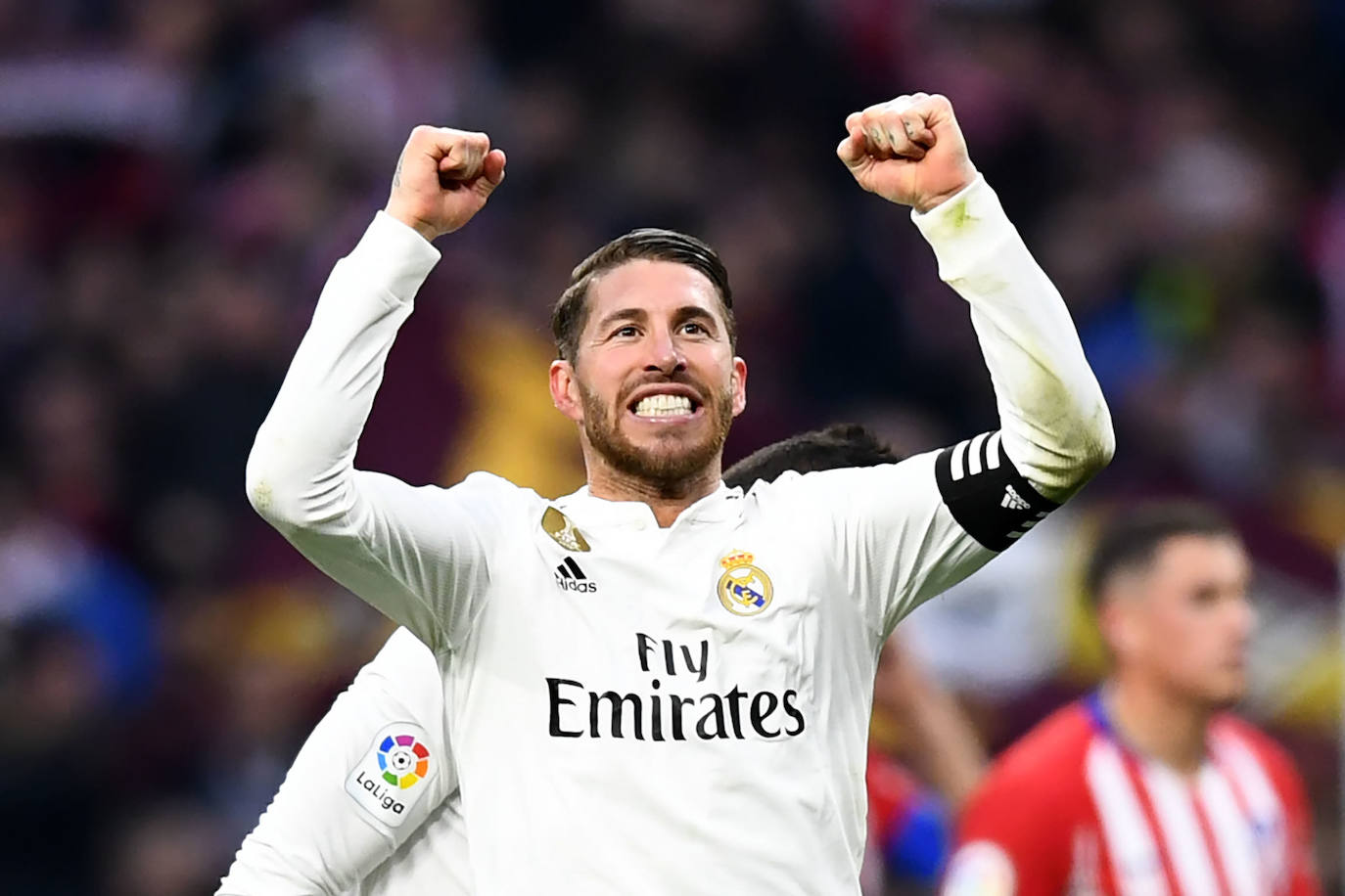 El Real Madrid ha felicitado hoy a su capitán, Sergio Ramos, que sopla 35 velas, 35 años de conquistas en el terreno de juego y también en su vida personal: un mundial, dos eurocopas, cuatro Champions League, cinco ligas, una bellísima esposa y cuatro hijos resumen tres décadas y media de quien es ya leyenda blanca y nacional.