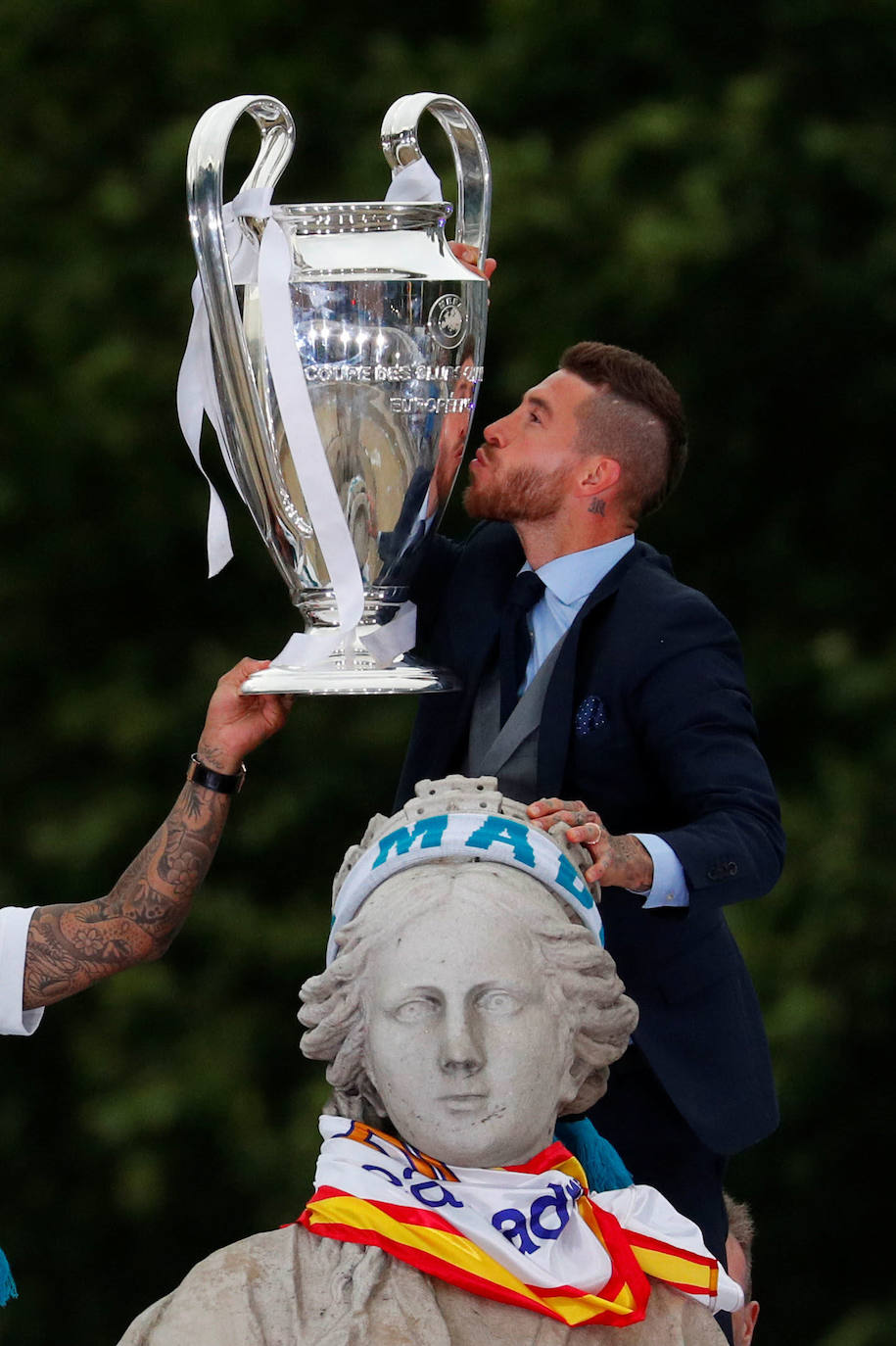 El Real Madrid ha felicitado hoy a su capitán, Sergio Ramos, que sopla 35 velas, 35 años de conquistas en el terreno de juego y también en su vida personal: un mundial, dos eurocopas, cuatro Champions League, cinco ligas, una bellísima esposa y cuatro hijos resumen tres décadas y media de quien es ya leyenda blanca y nacional.