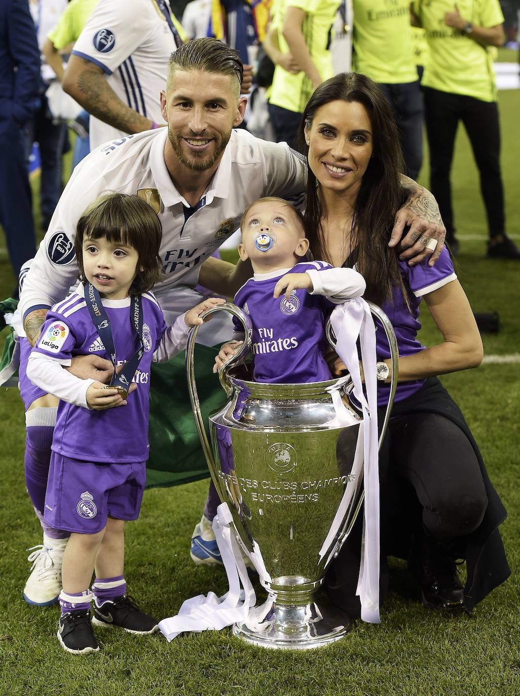 El Real Madrid ha felicitado hoy a su capitán, Sergio Ramos, que sopla 35 velas, 35 años de conquistas en el terreno de juego y también en su vida personal: un mundial, dos eurocopas, cuatro Champions League, cinco ligas, una bellísima esposa y cuatro hijos resumen tres décadas y media de quien es ya leyenda blanca y nacional.