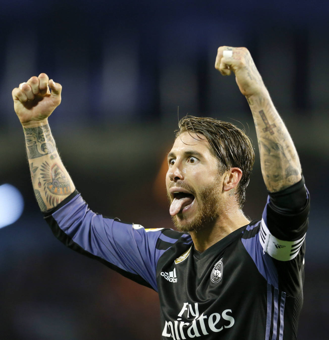 El Real Madrid ha felicitado hoy a su capitán, Sergio Ramos, que sopla 35 velas, 35 años de conquistas en el terreno de juego y también en su vida personal: un mundial, dos eurocopas, cuatro Champions League, cinco ligas, una bellísima esposa y cuatro hijos resumen tres décadas y media de quien es ya leyenda blanca y nacional.