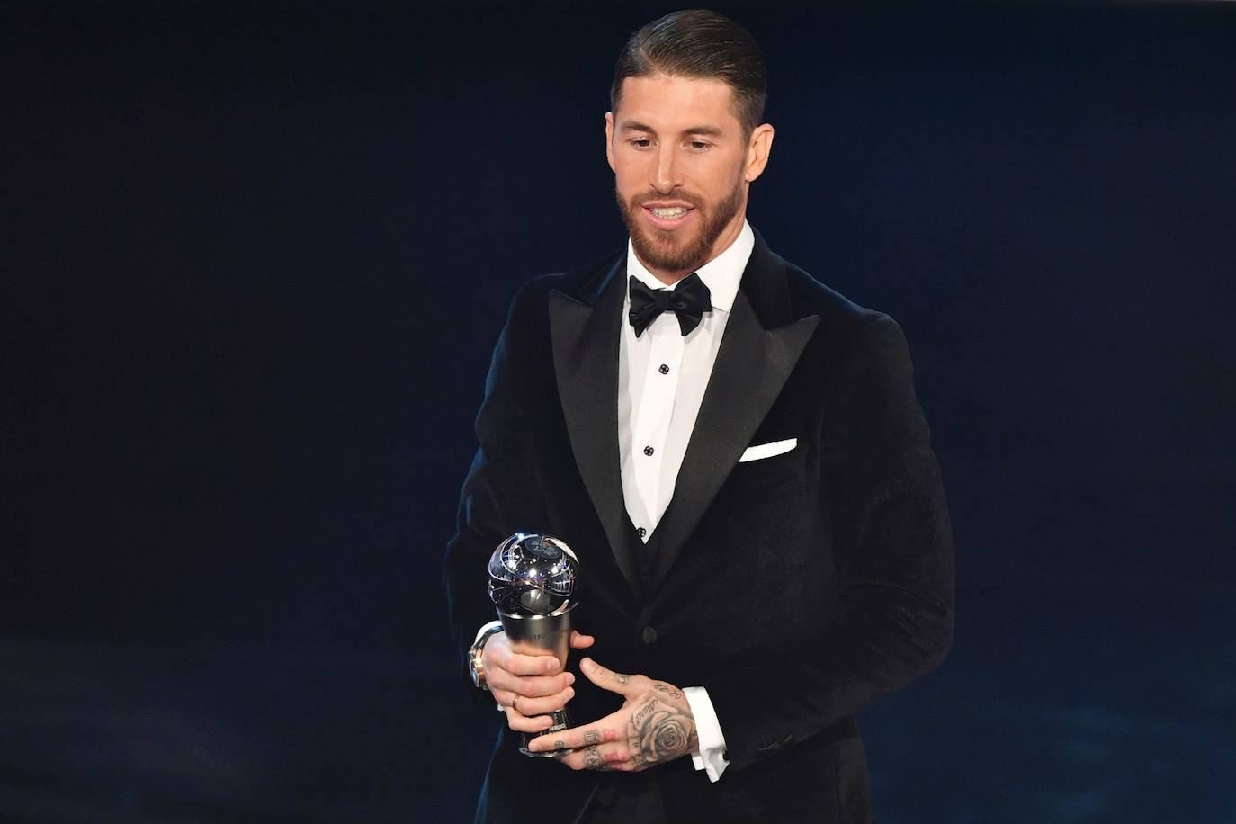 El Real Madrid ha felicitado hoy a su capitán, Sergio Ramos, que sopla 35 velas, 35 años de conquistas en el terreno de juego y también en su vida personal: un mundial, dos eurocopas, cuatro Champions League, cinco ligas, una bellísima esposa y cuatro hijos resumen tres décadas y media de quien es ya leyenda blanca y nacional.