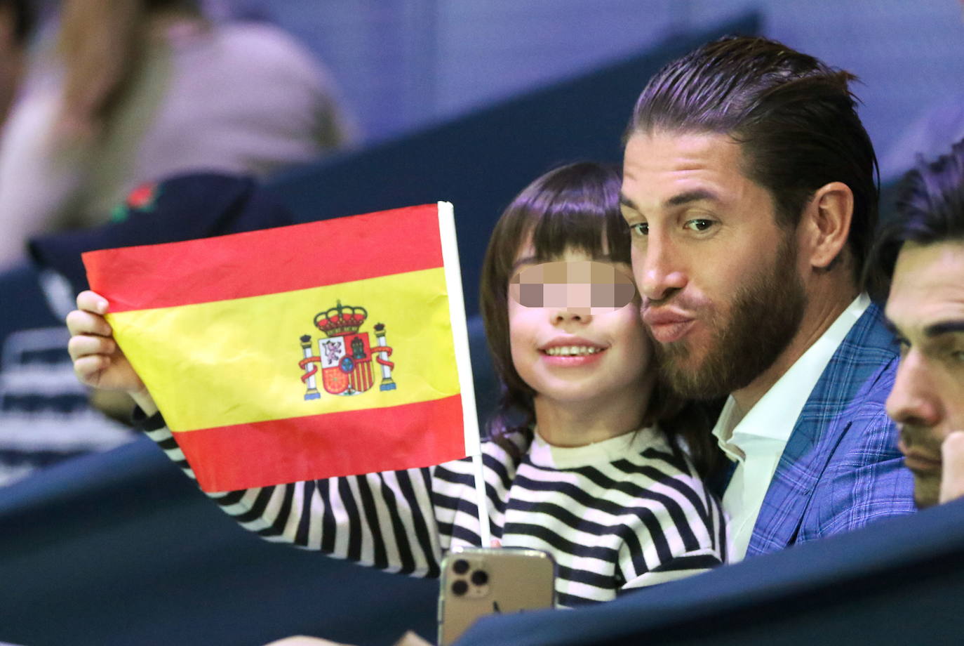 El Real Madrid ha felicitado hoy a su capitán, Sergio Ramos, que sopla 35 velas, 35 años de conquistas en el terreno de juego y también en su vida personal: un mundial, dos eurocopas, cuatro Champions League, cinco ligas, una bellísima esposa y cuatro hijos resumen tres décadas y media de quien es ya leyenda blanca y nacional.