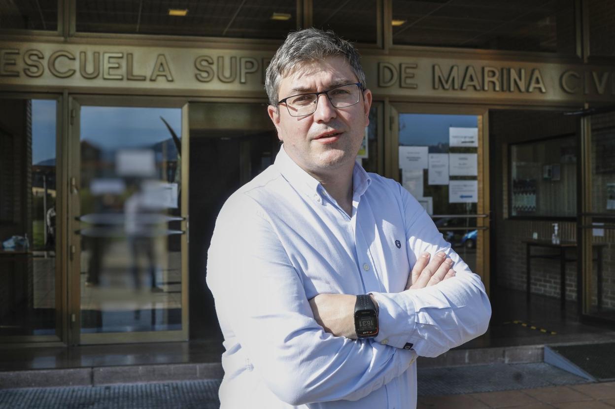 Rubén González Rodríguez, frente a la Escuela de Marina Civil, de la que es director. 