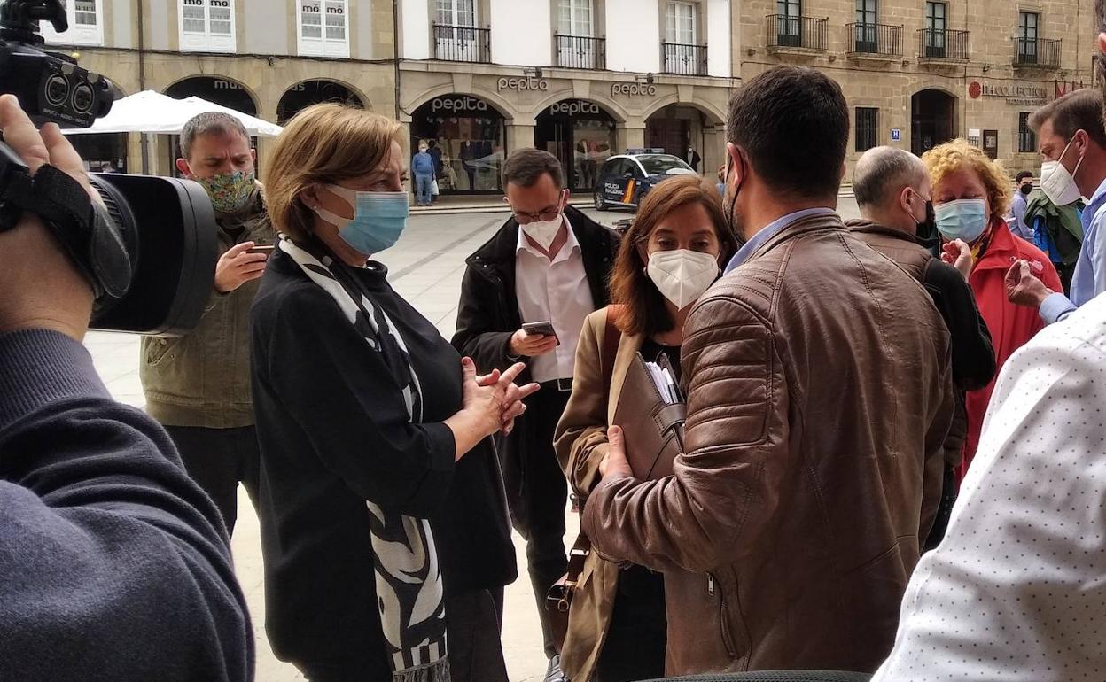 La alcaldesa de Avilés y la de La Coruña conversan con el presidente del comité de Alu Ibérica en la ciudad gallega.