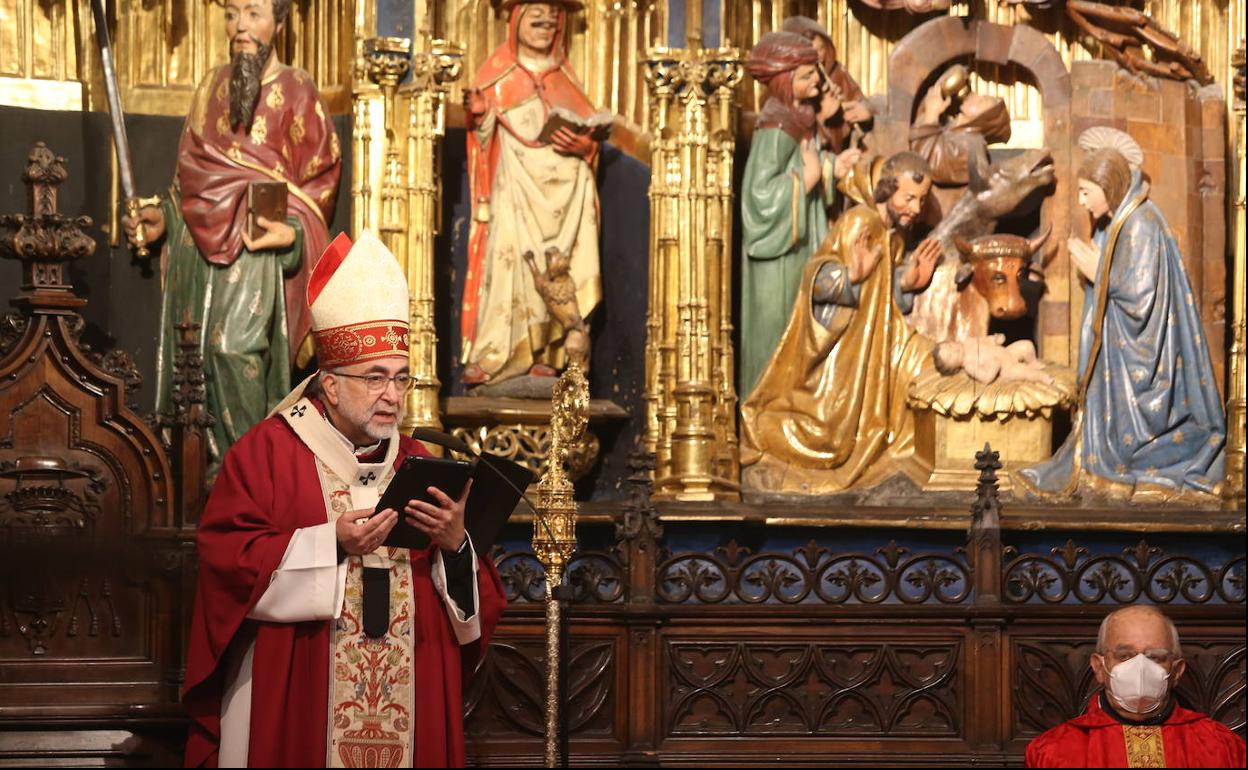 El arzobispo de Oviedo, Jesús Sanz Montes, durante la misa del Domingo de Ramos.