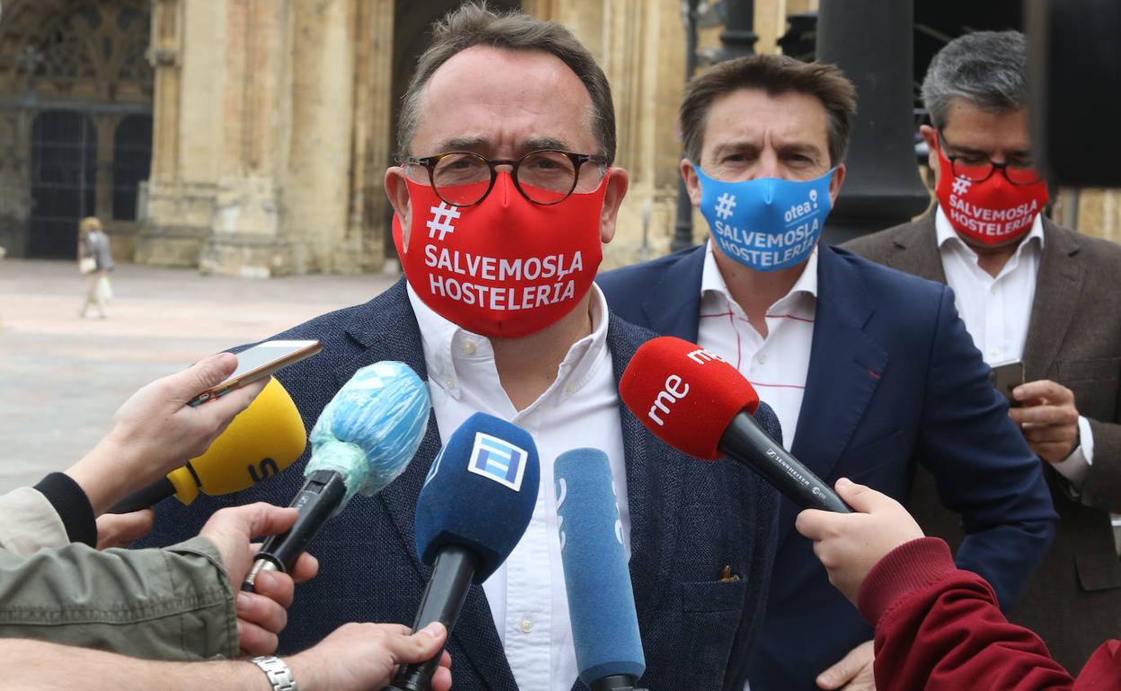 José Luis Yzuel, presidente de Hostelería de España, junto a José Luis Álvarez Almedida, presidente de Otea, en Oviedo.