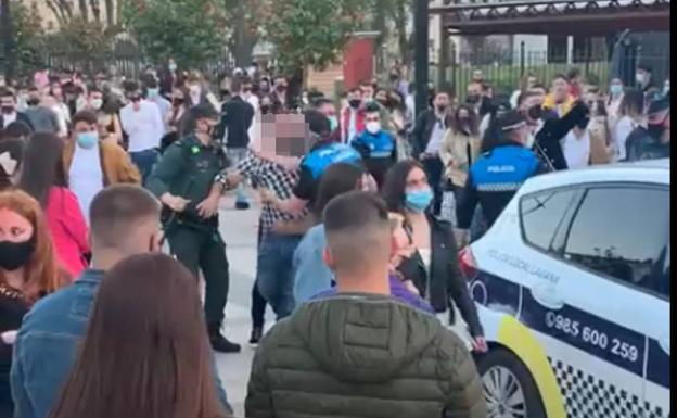 Una patrulla llegó a la avenida de la Constitución tras el cierre de bares y, seguidamente, se produjo una trifulca entre dos jóvenes que obligó a actuar a Policía y Guardia Civil. 