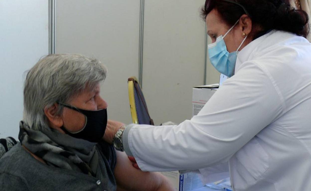 Una mujer se vacuna contra la covid 19