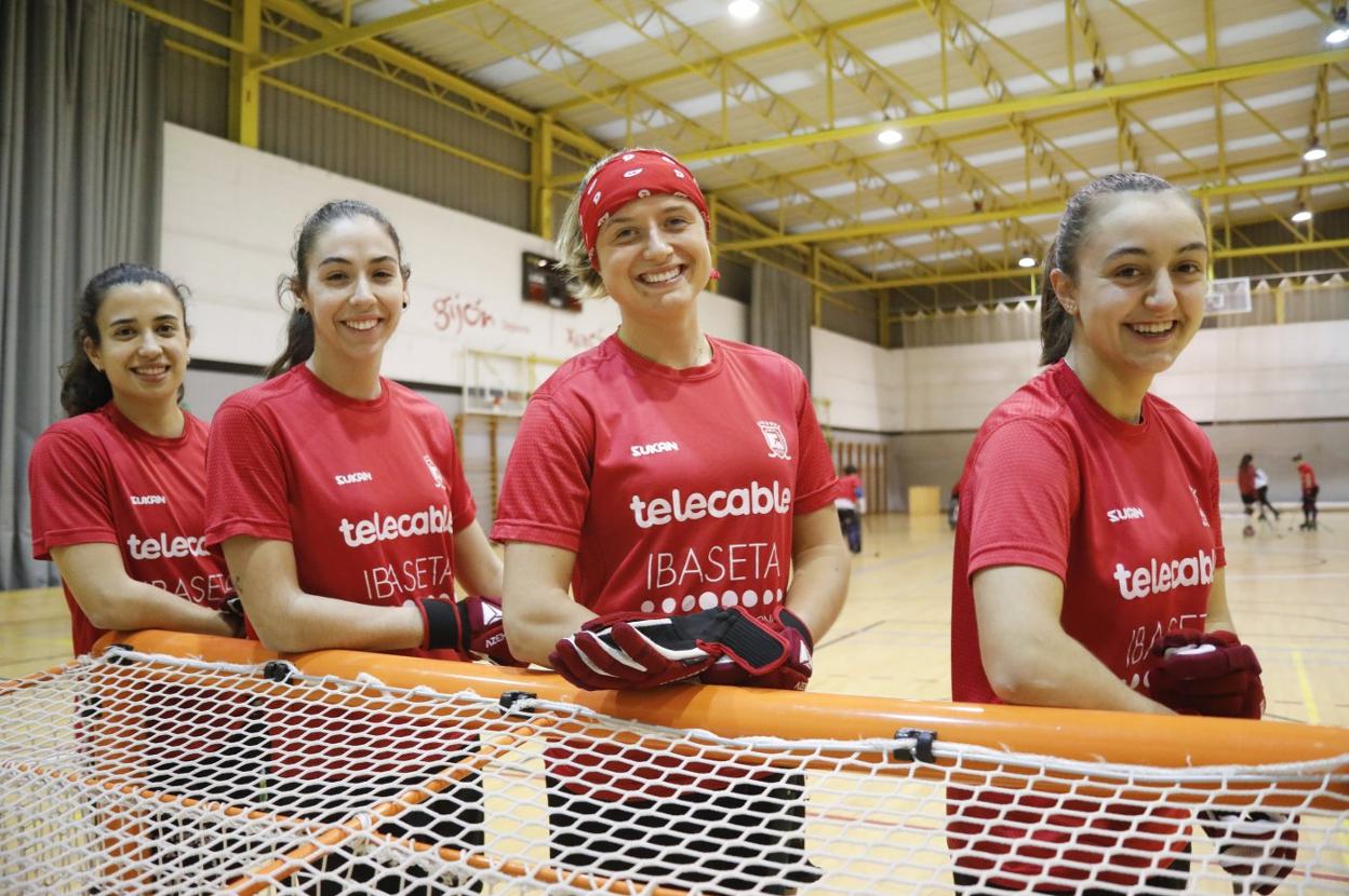 Sara Lolo, Marta Piquero, María Sanjurjo y Sara Roces, durante un entrenamiento en Mata-Jove. 