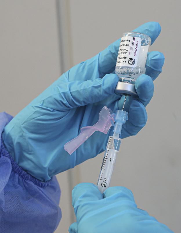 Sanidad amplía la vacunación con AstraZeneca mientras Alemania la restringe