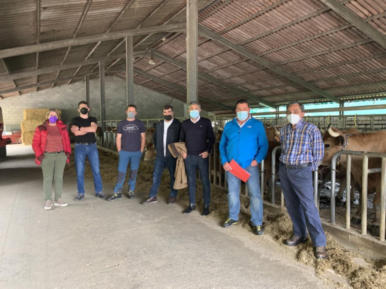 Nino Rodríguez y Alejandro Calvo, en el centro, con los ganaderos del Sueve y la alcaldesa de Colunga. 