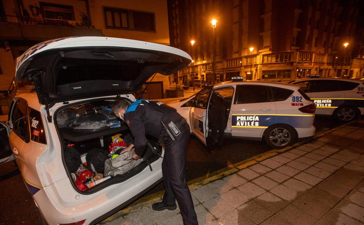 Agentes de la Policía Local de Avilés se preparan para un control. 