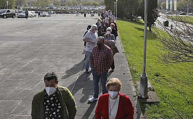 Colas para recibir la vacuna en el Palacio de los Deportes de Gijón.