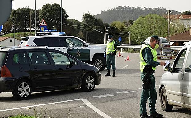 Controles durante este miércoles en el acceso a Asturias desde Cantabria.