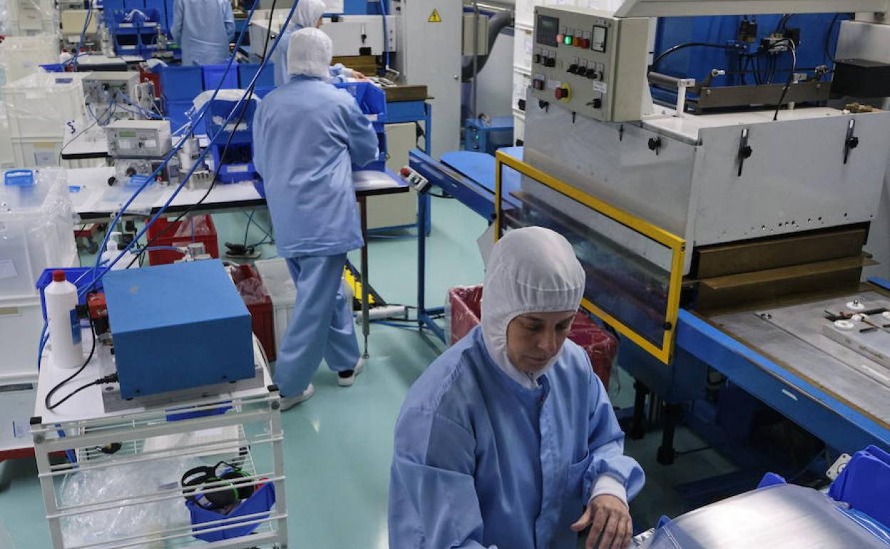 Una empresa productora de mascarillas, a pleno rendimiento. e. c.