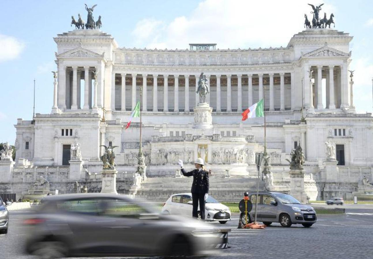Roma recupera el famoso pedestal de la Piazza Venezia para que un agente de policía regule el caótico tráfico de la zona. La imagen traerá recuerdos a nuestros seguidores más veteranos de los guardias en los cruces de las ciudades asturianas, como el de la imagen en El Náutico