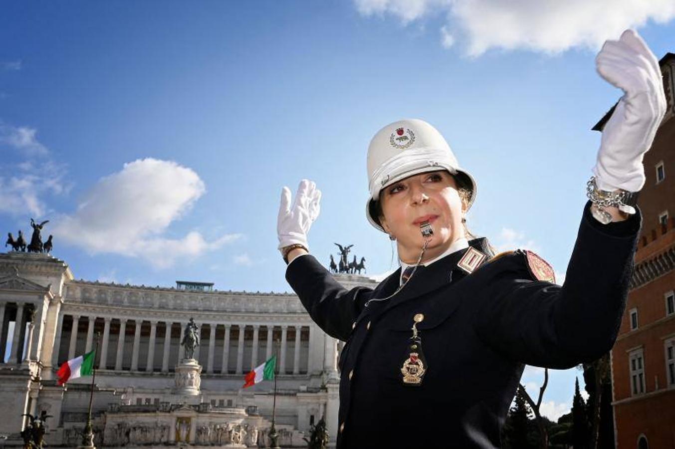 Roma recupera el famoso pedestal de la Piazza Venezia para que un agente de policía regule el caótico tráfico de la zona. La imagen traerá recuerdos a nuestros seguidores más veteranos de los guardias en los cruces de las ciudades asturianas, como el de la imagen en El Náutico