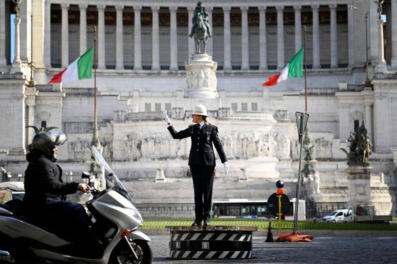 Roma recupera el famoso pedestal de la Piazza Venezia para que un agente de policía regule el caótico tráfico de la zona. La imagen traerá recuerdos a nuestros seguidores más veteranos de los guardias en los cruces de las ciudades asturianas, como el de la imagen en El Náutico