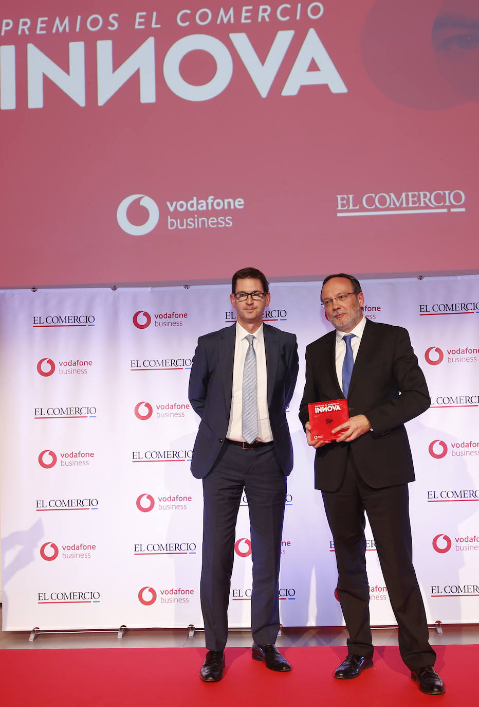 Goyo Ezama entrega uno de los Premios Innova que organiza EL COMERCIO a Carlos Manuel Rodríguez en enero de 2019.