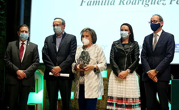 Carlos Manuel Rodríguez, junto a su familia, recogiendo el premio que concede la Asociación asturiana de empresa familiar y acompañado por Alfredo Canteli, alcalde de Oviedo, y Jorge Suárez.