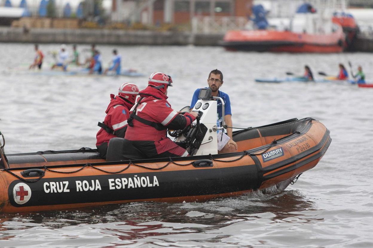 Lancha neumática (zodiac) de la Cruz Roja del Mar en una prueba piragüistica en la ría de Avilés en agosto de 2013. 