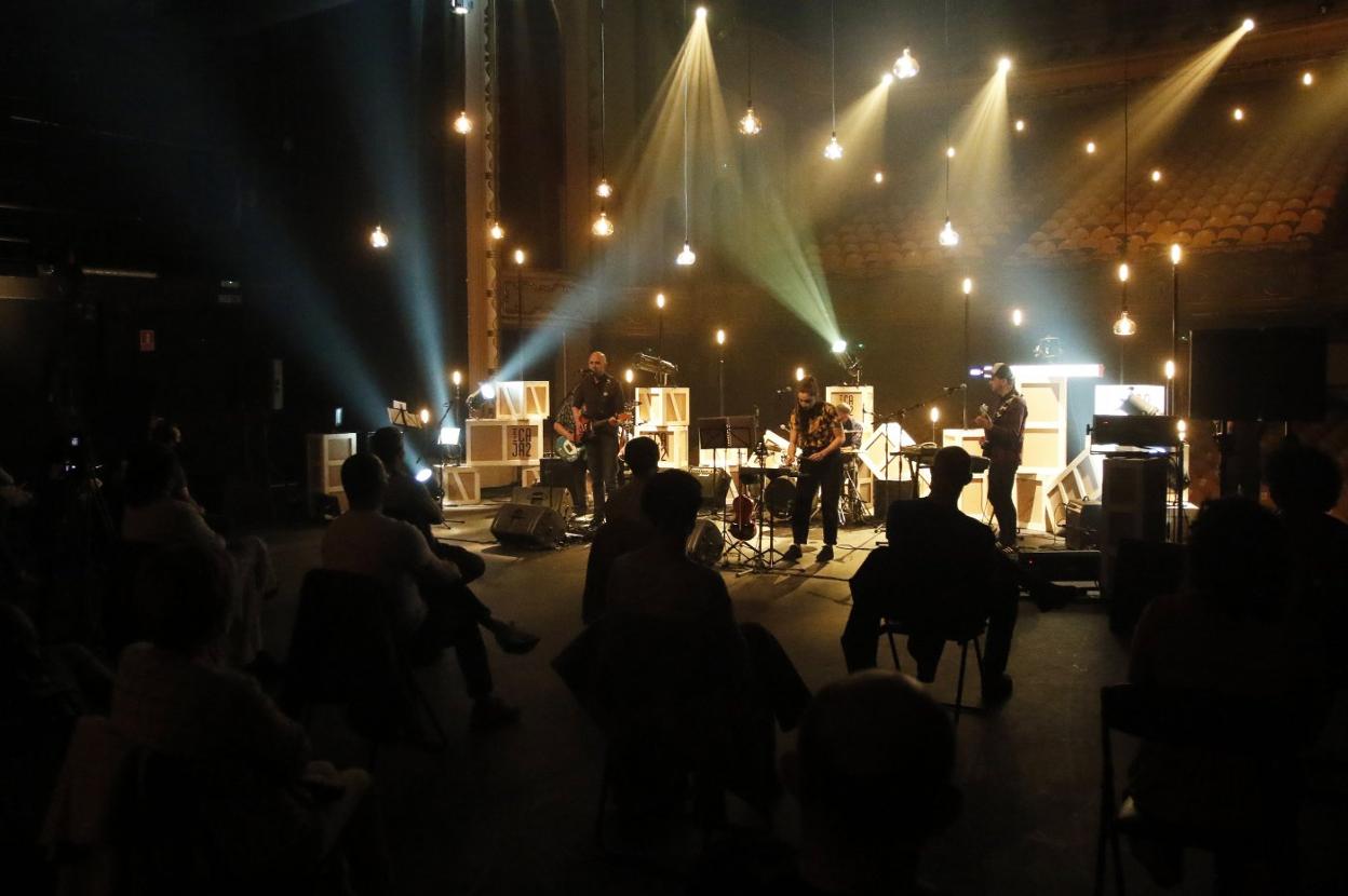 El concierto de Losone, en la caja escénica del Jovellanos, con el patio de butacas del teatro a la espalda del grupo. 