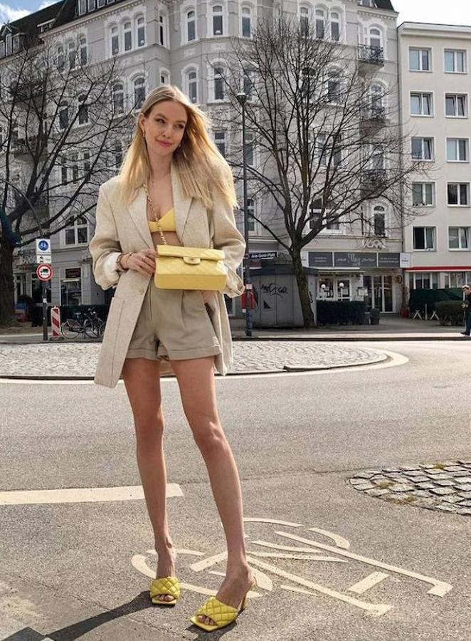 El traje con americana y pantalón es una de las combinaciones más versátiles del momento. Un dos piezas que podrás cambiar de registro en función de los complementos y básicos que incluyas en cada look y con los que podrás lograr un estilismo más elegante, clásico o incluso más desenfadado y sport. Precisamente por todo esto y porque durante el entretiempo este tipo de looks se han propuesto conquistar las cuentas de Instagram de las expertas en moda, aquí te traemos once opciones diferentes para incluir este tipo de trajes en tus próximos estilismos. No te las pierdas. 