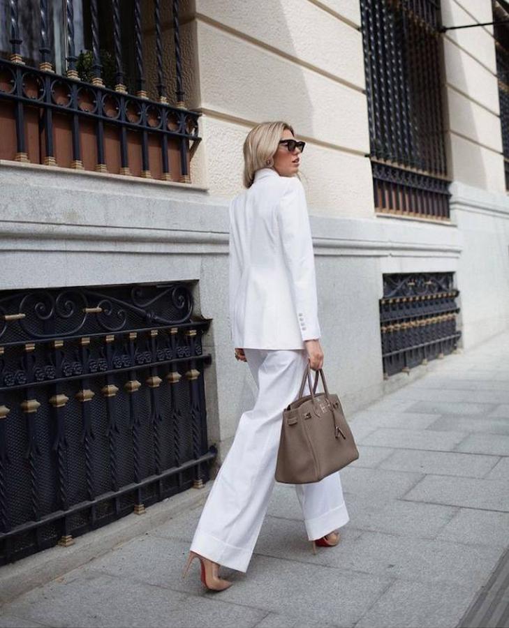 El traje con americana y pantalón es una de las combinaciones más versátiles del momento. Un dos piezas que podrás cambiar de registro en función de los complementos y básicos que incluyas en cada look y con los que podrás lograr un estilismo más elegante, clásico o incluso más desenfadado y sport. Precisamente por todo esto y porque durante el entretiempo este tipo de looks se han propuesto conquistar las cuentas de Instagram de las expertas en moda, aquí te traemos once opciones diferentes para incluir este tipo de trajes en tus próximos estilismos. No te las pierdas. 