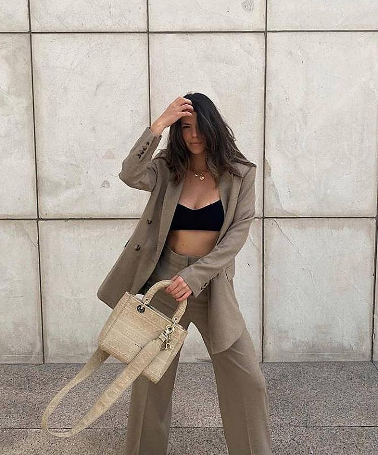 El traje con americana y pantalón es una de las combinaciones más versátiles del momento. Un dos piezas que podrás cambiar de registro en función de los complementos y básicos que incluyas en cada look y con los que podrás lograr un estilismo más elegante, clásico o incluso más desenfadado y sport. Precisamente por todo esto y porque durante el entretiempo este tipo de looks se han propuesto conquistar las cuentas de Instagram de las expertas en moda, aquí te traemos once opciones diferentes para incluir este tipo de trajes en tus próximos estilismos. No te las pierdas. 