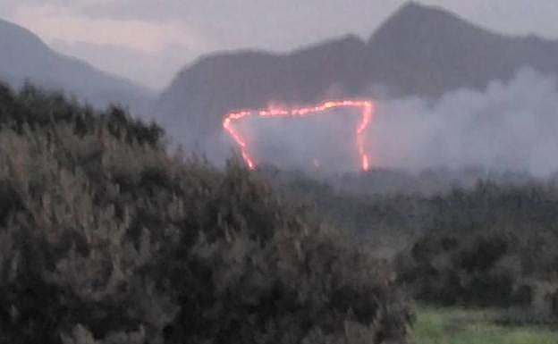 Fuego declarado cerca de Porrúa, Llanes.