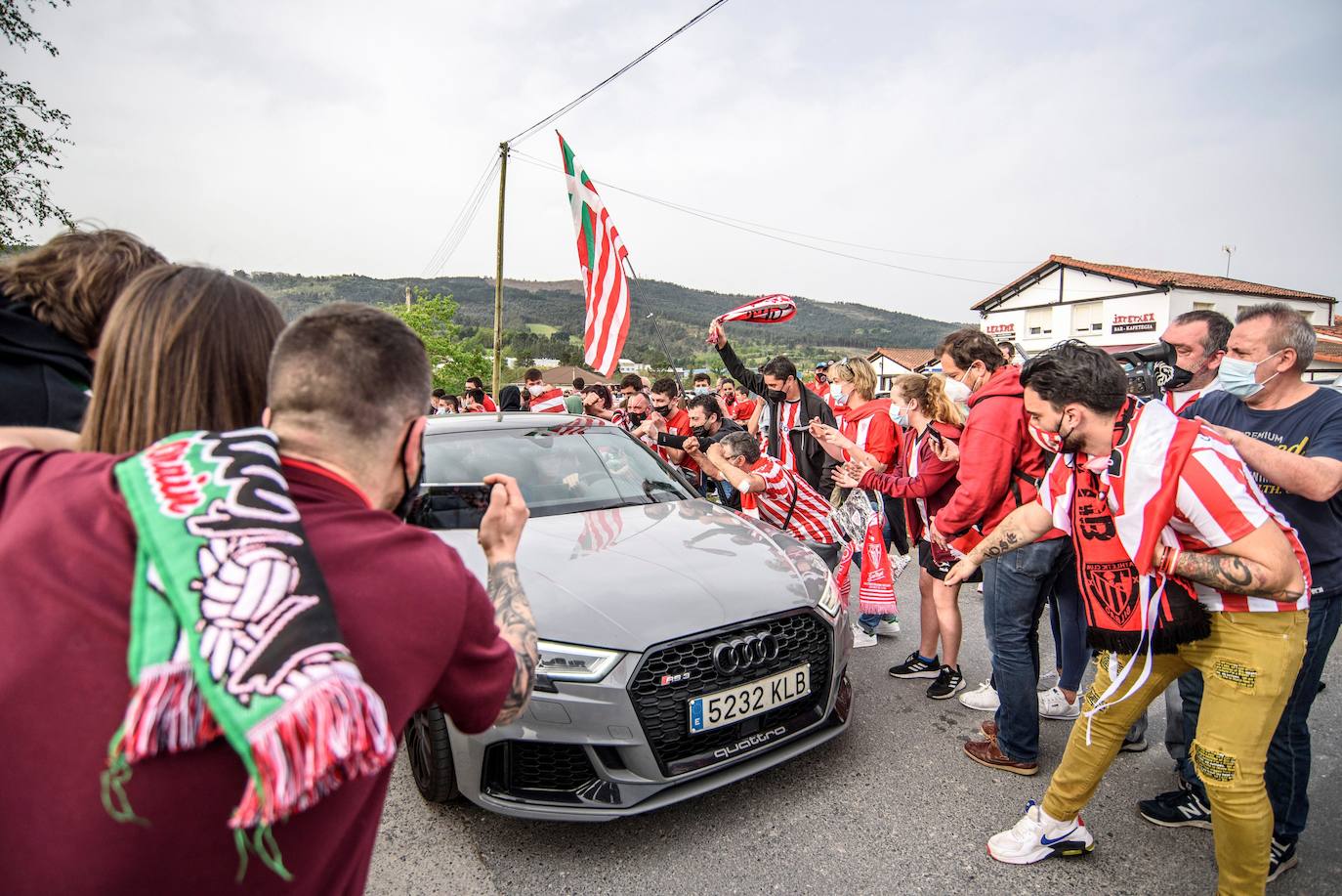 Miles de hinchas del Athletic de Bilbao y la Real Sociedad se agolparon en las inmediaciones del campo de Lezama y de Zubieta respectivamente para animar a sus respectivos clubes antes de viajar a Sevilla para la Final de la Copa del Rey. A pesar del despligue de Ertzaintza, Polícia Local y seguridad privada, ha saltado por los aires el cumplimiento de las medidas anticovid.