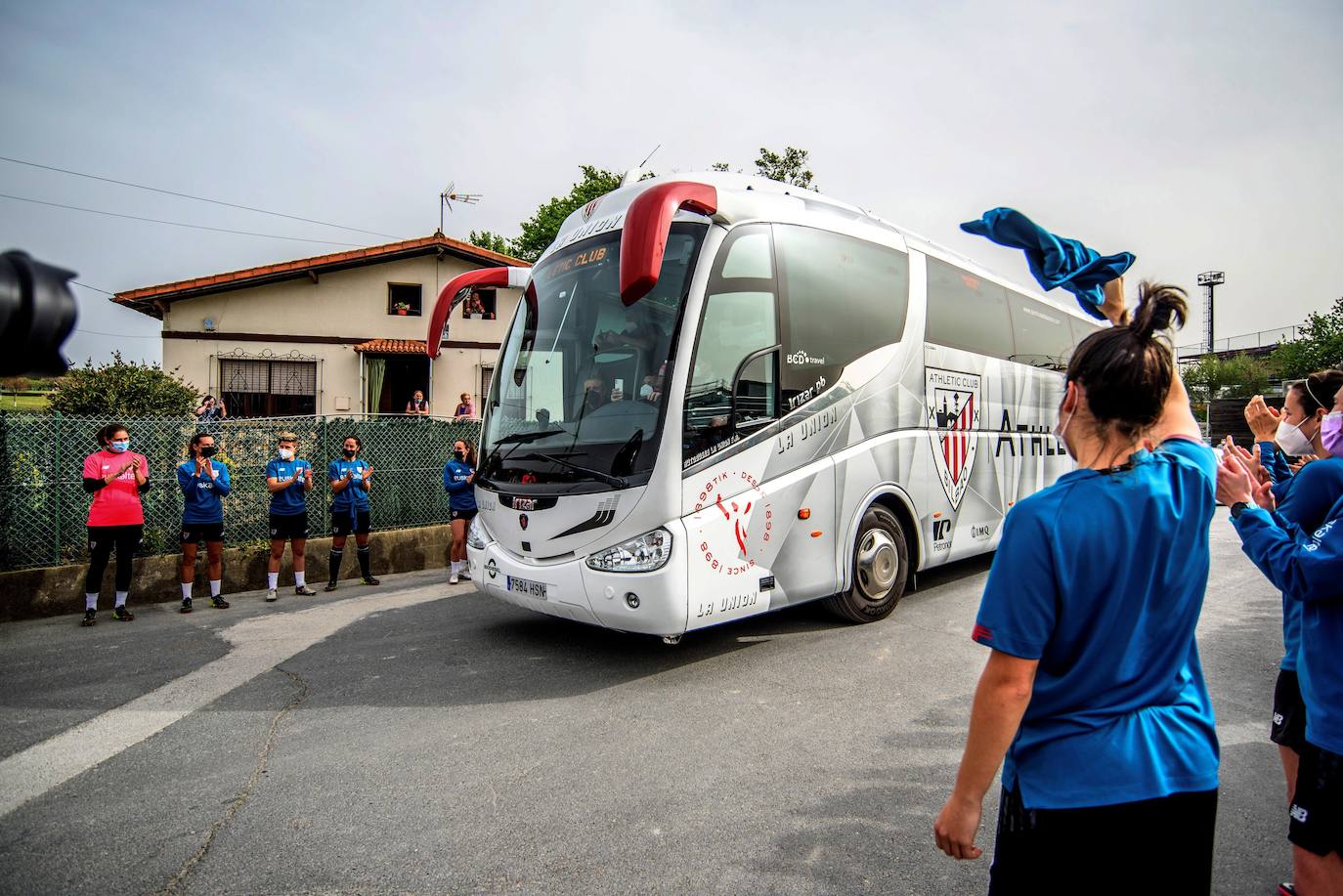 Miles de hinchas del Athletic de Bilbao y la Real Sociedad se agolparon en las inmediaciones del campo de Lezama y de Zubieta respectivamente para animar a sus respectivos clubes antes de viajar a Sevilla para la Final de la Copa del Rey. A pesar del despligue de Ertzaintza, Polícia Local y seguridad privada, ha saltado por los aires el cumplimiento de las medidas anticovid.