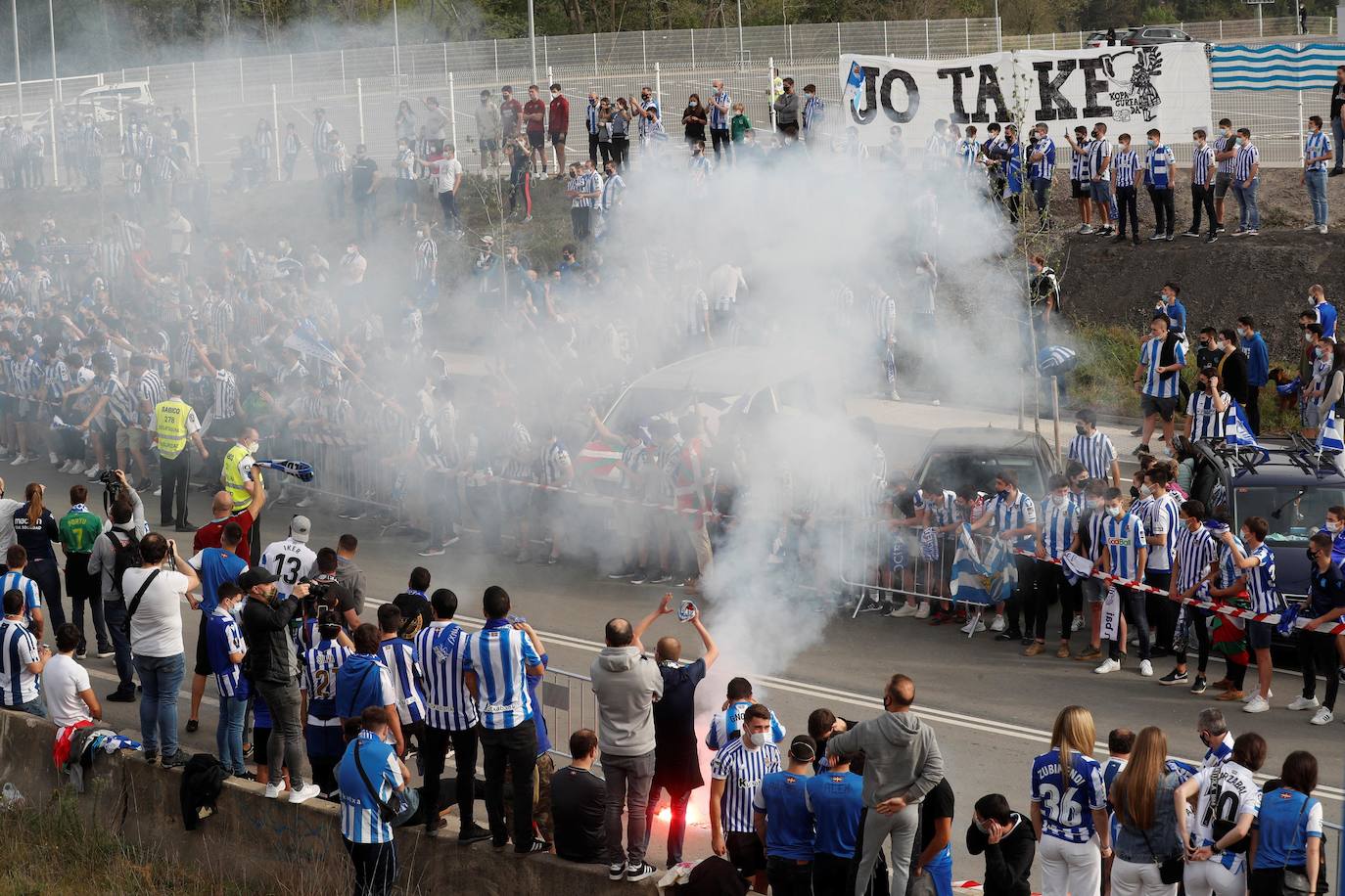 Miles de hinchas del Athletic de Bilbao y la Real Sociedad se agolparon en las inmediaciones del campo de Lezama y de Zubieta respectivamente para animar a sus respectivos clubes antes de viajar a Sevilla para la Final de la Copa del Rey. A pesar del despligue de Ertzaintza, Polícia Local y seguridad privada, ha saltado por los aires el cumplimiento de las medidas anticovid.