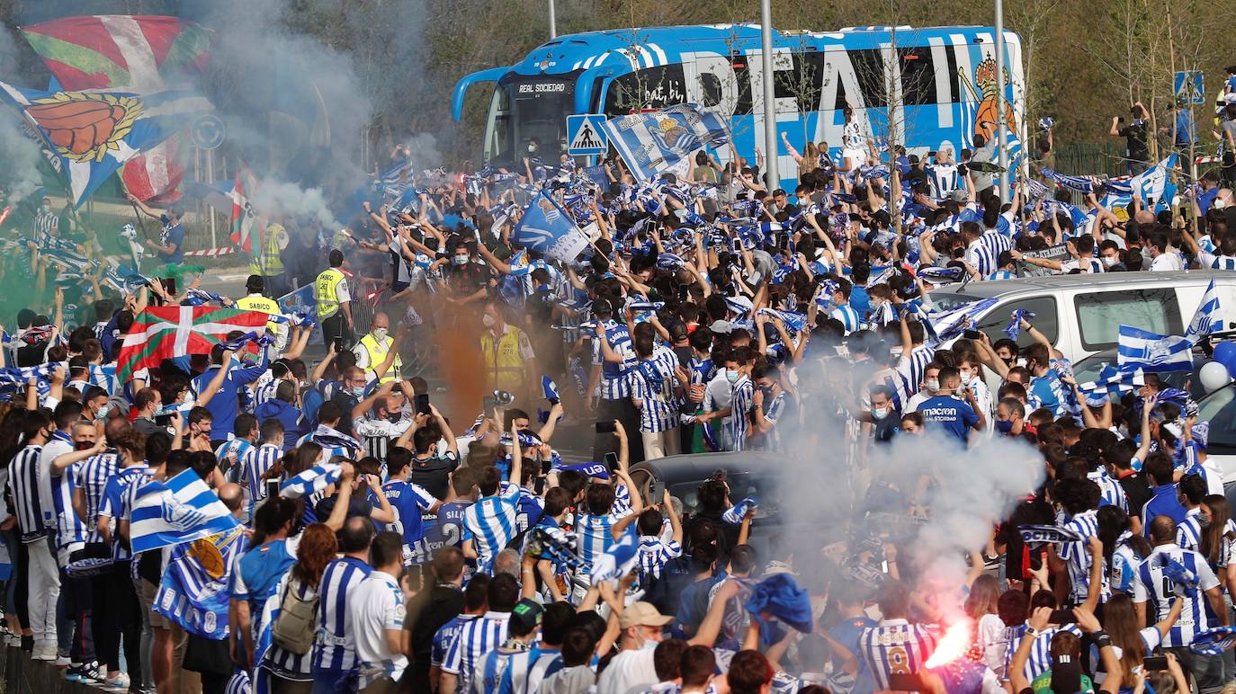 Miles de hinchas del Athletic de Bilbao y la Real Sociedad se agolparon en las inmediaciones del campo de Lezama y de Zubieta respectivamente para animar a sus respectivos clubes antes de viajar a Sevilla para la Final de la Copa del Rey. A pesar del despligue de Ertzaintza, Polícia Local y seguridad privada, ha saltado por los aires el cumplimiento de las medidas anticovid.