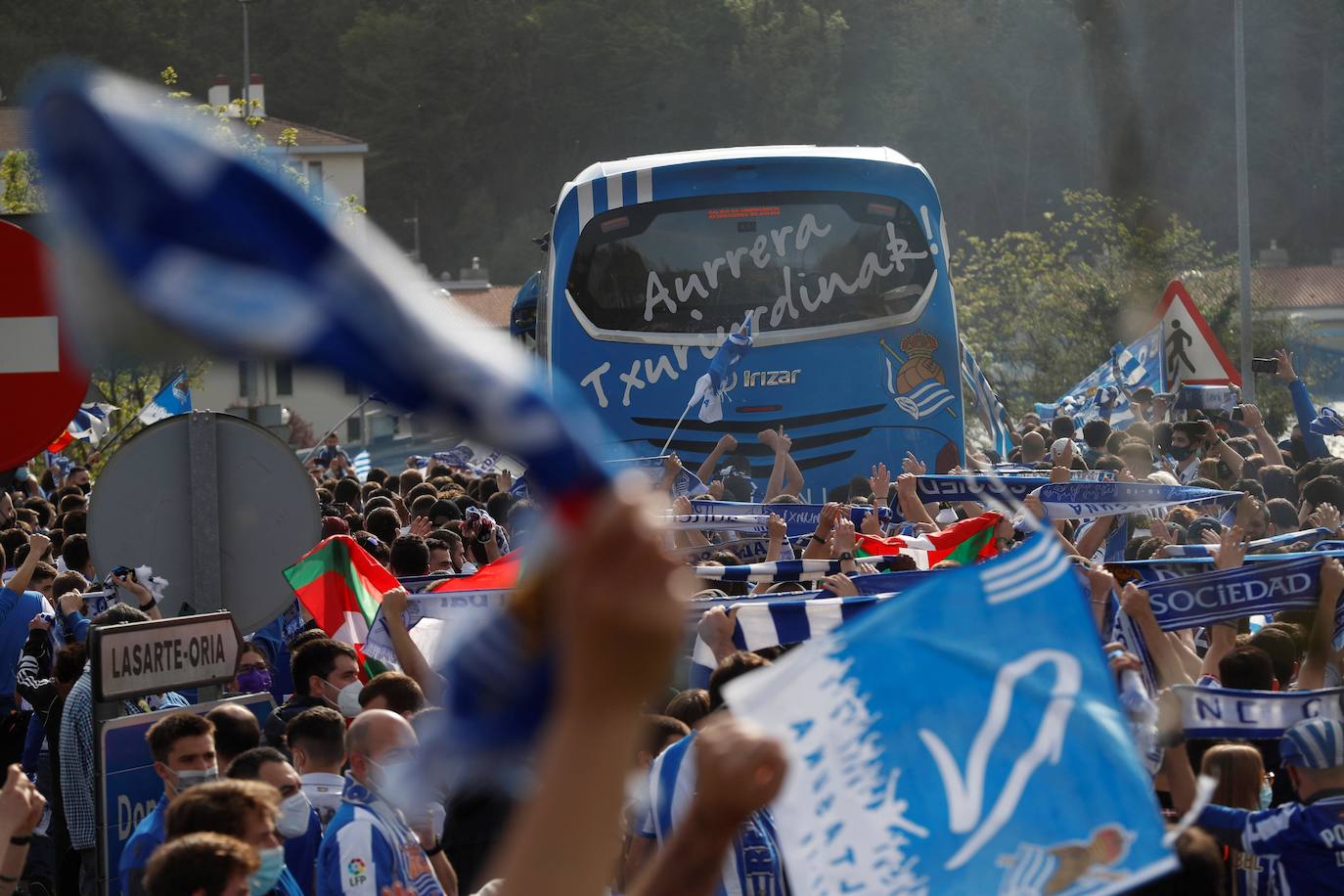 Miles de hinchas del Athletic de Bilbao y la Real Sociedad se agolparon en las inmediaciones del campo de Lezama y de Zubieta respectivamente para animar a sus respectivos clubes antes de viajar a Sevilla para la Final de la Copa del Rey. A pesar del despligue de Ertzaintza, Polícia Local y seguridad privada, ha saltado por los aires el cumplimiento de las medidas anticovid.