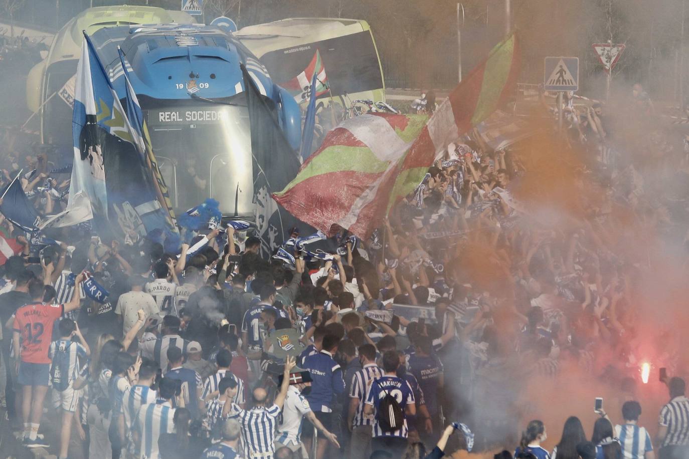 Miles de hinchas del Athletic de Bilbao y la Real Sociedad se agolparon en las inmediaciones del campo de Lezama y de Zubieta respectivamente para animar a sus respectivos clubes antes de viajar a Sevilla para la Final de la Copa del Rey. A pesar del despligue de Ertzaintza, Polícia Local y seguridad privada, ha saltado por los aires el cumplimiento de las medidas anticovid.